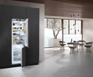 Como descongelar um freezer sem desligá-lo – 7 etapas simples aprovadas por especialistas