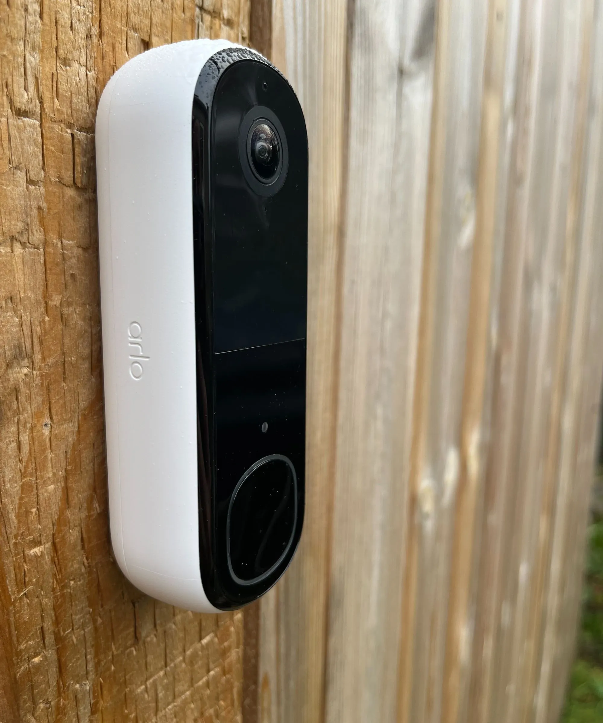 Arlo videoringeklokke festet til gjerdet' loading='lazy' title=