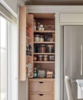 Nærbilde av slank grå pantry på kjøkkenet