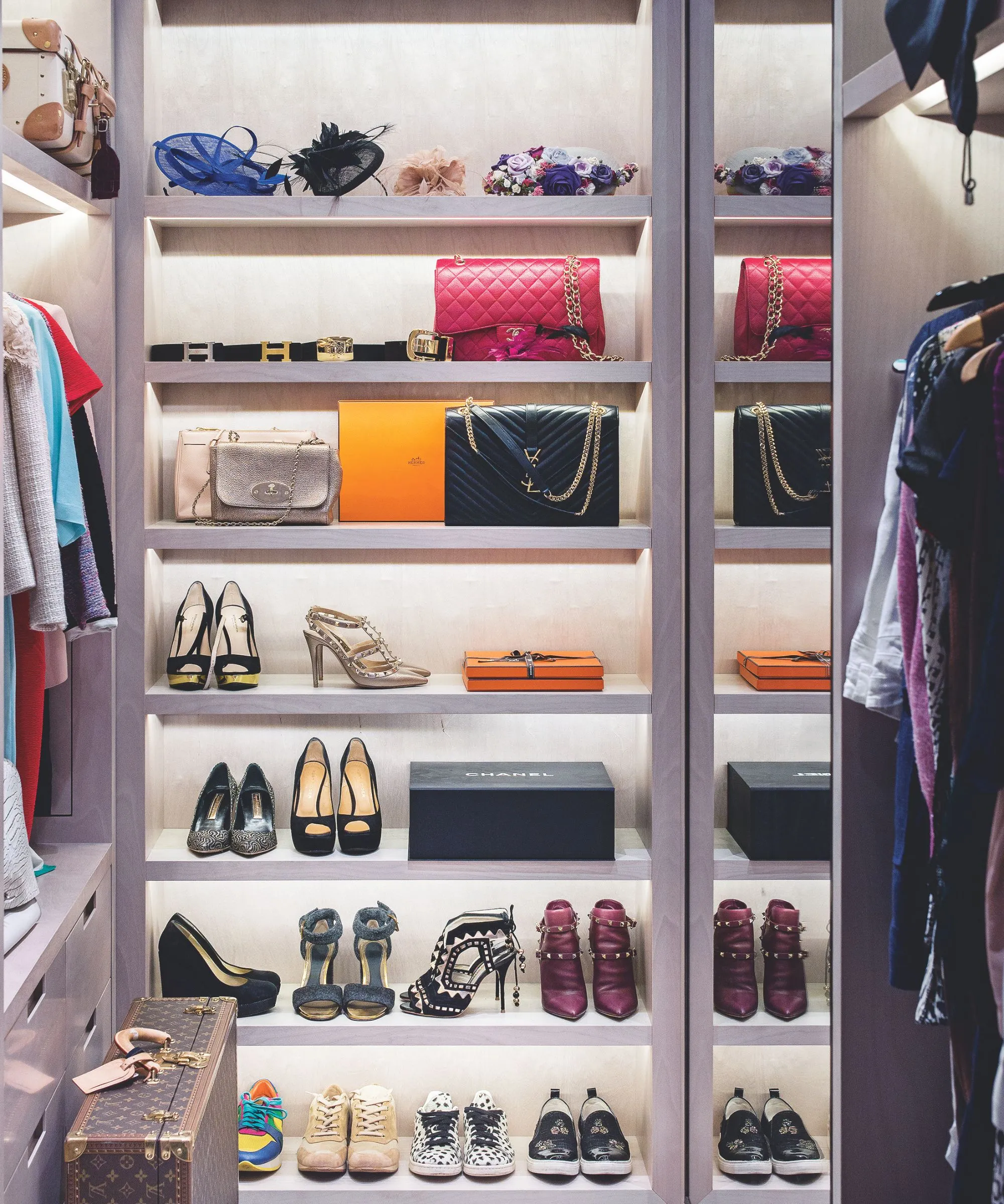 ‘Como alguns temperos se degradam quando expostos à luz, sugiro não comprar prateleiras de temperos de bancada’, explica Eryn Donaldson, organizadora doméstica da' loading='lazy' title=