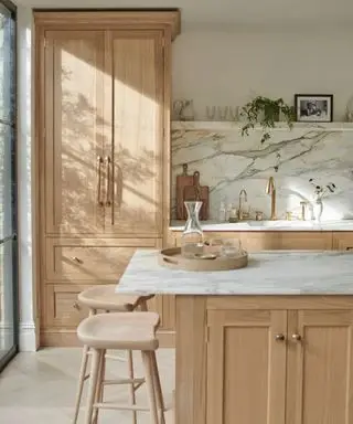 japandi nøytralt og tre kjøkken med marmor backsplash