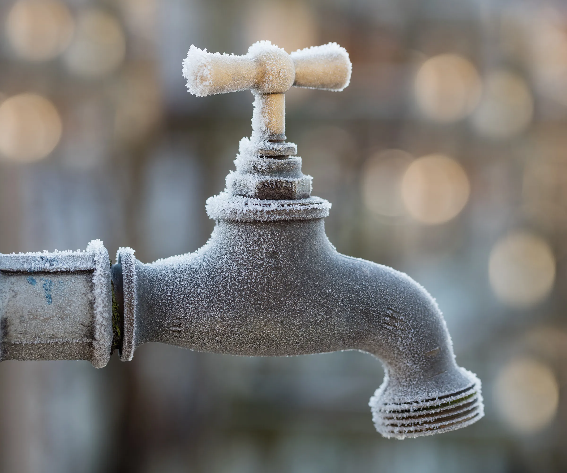 Givre sur un robinet extérieur en hiver' loading='lazy' title=