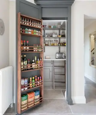 8 modi per organizzare i prodotti in scatola in modo da poterli trovare davvero: i consigli degli esperti