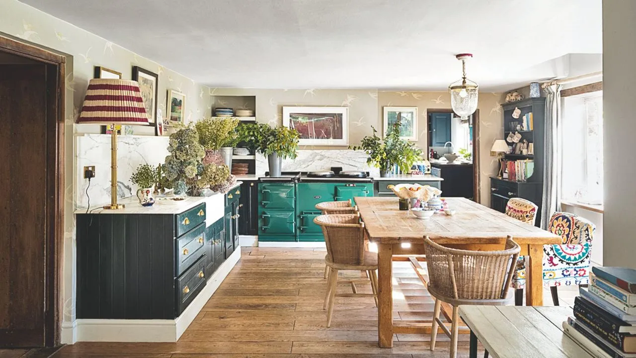 Luminosa cocina comedor con gabinetes verdes y cocina' loading='lazy' title=