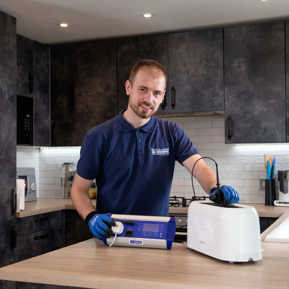 Headshot Davida Miloševa v kuchyni s bielym hriankovačom' loading='lazy' title=