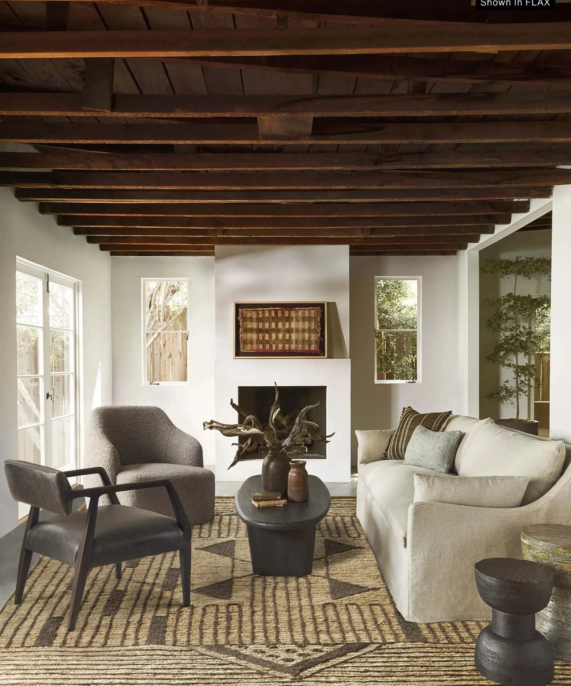 Biela obývacia izba s drevenými trámami a krémovou poťahovou pohovkou' loading='lazy' title=