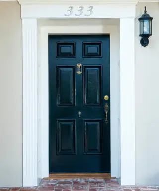 Comment protéger une porte d’entrée contre le cambriolage pour empêcher les intrus – 8 méthodes sécurisées