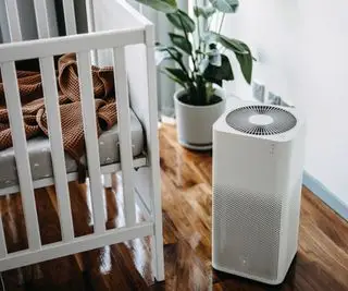 Un purificador de aire de torre blanca
