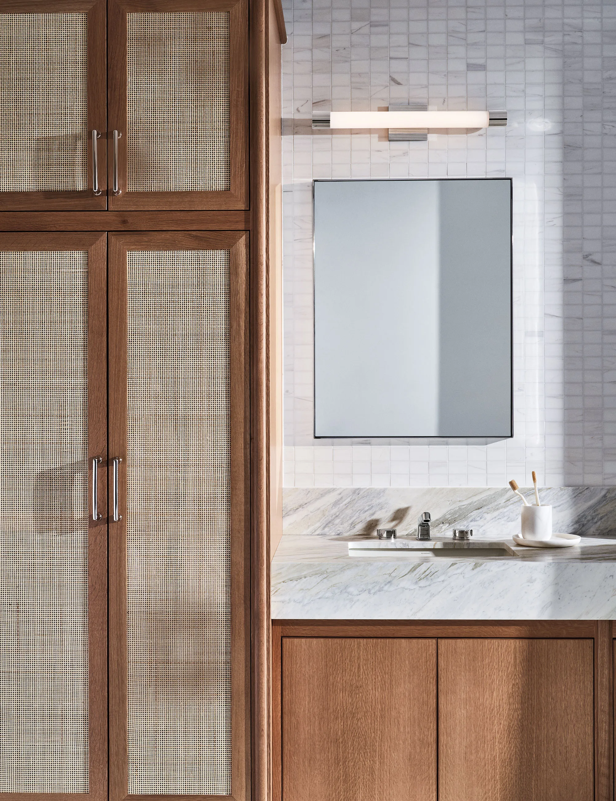 Úložný prostor do koupelny na míru v ořechu' loading='lazy' title=