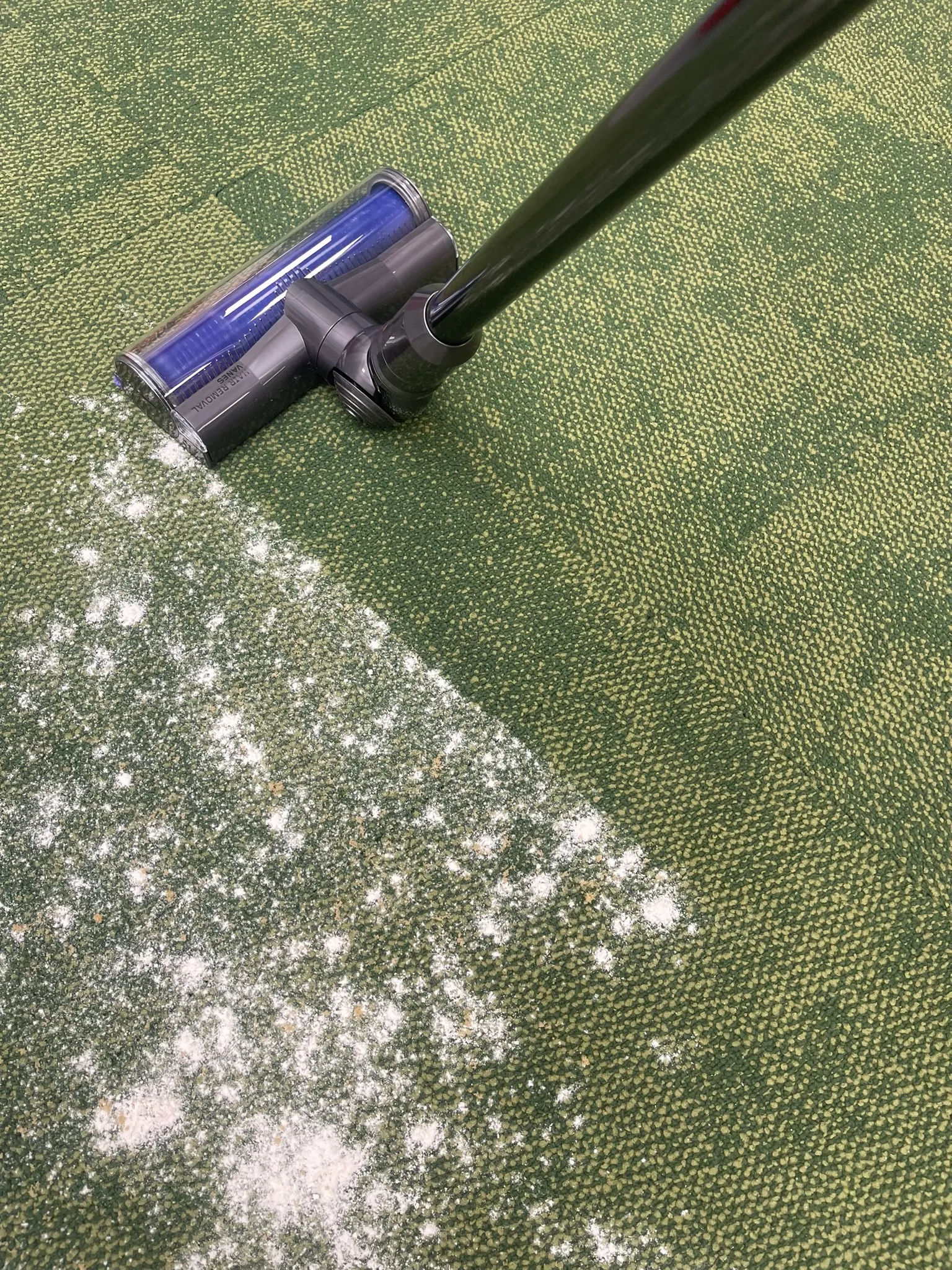 Dyson V12 Detect Slim カーペット上の小麦粉や砂糖を掃除機で掃除する' loading='lazy' title=