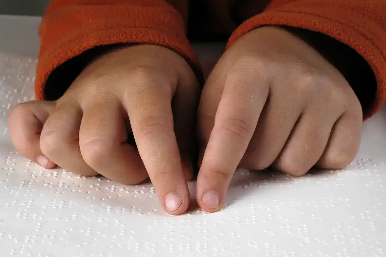 Bringen Sie Ihrem Kind in 7 einfachen Schritten das Lesen der Blindenschrift bei
