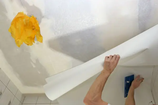 Come tappezzare un soffitto: 5 passaggi per ottenere risultati professionali