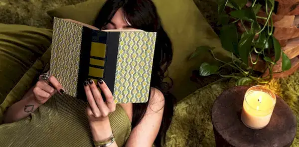 8 podnoszących na duchu książek do przeczytania, jeśli jesteś przytłoczony wiadomościami